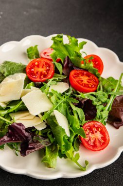 Parmesan peynirli sebze salatası domates, roka, yeşil yaprak marul sağlıklı yemek ana yemek aperatifi taze lezzetli gurme yemek arkaplanı masa rustik yemek üst görünüm uzay keto ve paleo diyet vejetaryen gıda