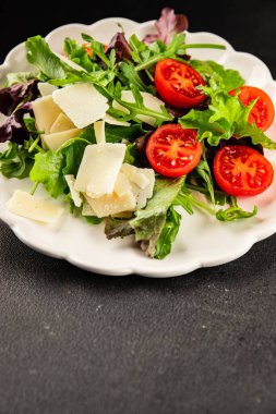 Parmesan peynirli sebze salatası domates, roka, yeşil yaprak marul sağlıklı yemek ana yemek aperatifi taze lezzetli gurme yemek arkaplanı masa rustik yemek üst görünüm uzay keto ve paleo diyet vejetaryen gıda