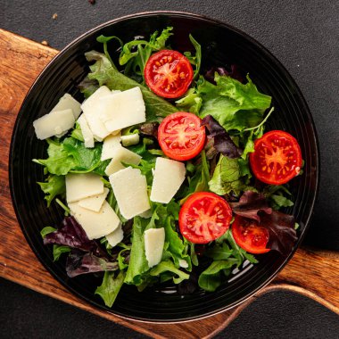 Parmesan peynirli sebze salatası domates, roka, yeşil yaprak marul sağlıklı yemek ana yemek aperatifi taze lezzetli gurme yemek arkaplanı masa rustik yemek üst görünüm uzay keto ve paleo diyet vejetaryen gıda
