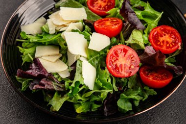 Parmesan peynirli sebze salatası domates, roka, yeşil yaprak marul sağlıklı yemek ana yemek aperatifi taze lezzetli gurme yemek arkaplanı masa rustik yemek üst görünüm uzay keto ve paleo diyet vejetaryen gıda