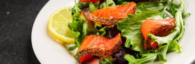 Somon salatası yeşil yaprak salatası deniz ürünleri doğal sağlıklı yemek ana yemek ana yemek aperatif taze gurme yemek arka plan masa rustik gıda üst görünüm fotokopi uzay keto ve paleo diyet vejetaryen diyet pesseeter diyet