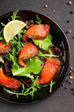 Somon salatası yeşil yaprak salatası deniz ürünleri doğal sağlıklı yemek ana yemek ana yemek aperatif taze gurme yemek arka plan masa rustik gıda üst görünüm fotokopi uzay keto ve paleo diyet vejetaryen diyet pesseeter diyet