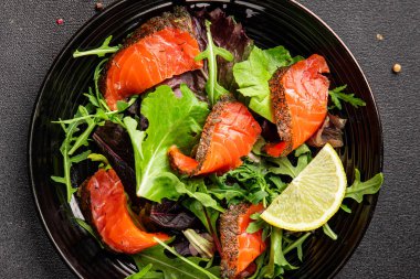 Somon salatası yeşil yaprak salatası deniz ürünleri doğal sağlıklı yemek ana yemek ana yemek aperatif taze gurme yemek arka plan masa rustik gıda üst görünüm fotokopi uzay keto ve paleo diyet vejetaryen diyet pesseeter diyet