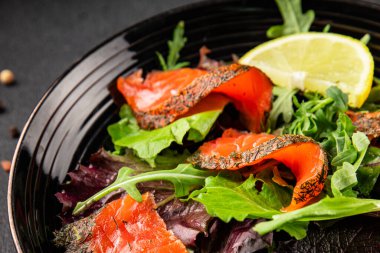 Somon salatası yeşil yaprak salatası deniz ürünleri doğal sağlıklı yemek ana yemek ana yemek aperatif taze gurme yemek arka plan masa rustik gıda üst görünüm fotokopi uzay keto ve paleo diyet vejetaryen diyet pesseeter diyet