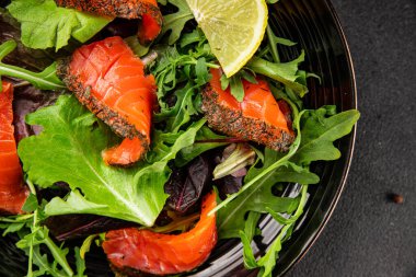 Somon salatası yeşil yaprak salatası deniz ürünleri doğal sağlıklı yemek ana yemek ana yemek aperatif taze gurme yemek arka plan masa rustik gıda üst görünüm fotokopi uzay keto ve paleo diyet vejetaryen diyet pesseeter diyet