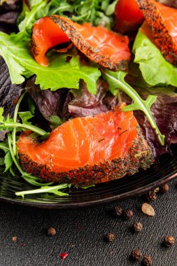 Somon salatası yeşil yaprak salatası deniz ürünleri doğal sağlıklı yemek ana yemek ana yemek aperatif taze gurme yemek arka plan masa rustik gıda üst görünüm fotokopi uzay keto ve paleo diyet vejetaryen diyet pesseeter diyet