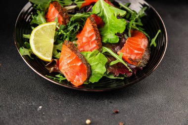 Somon salatası yeşil yaprak salatası deniz ürünleri doğal sağlıklı yemek ana yemek ana yemek aperatif taze gurme yemek arka plan masa rustik gıda üst görünüm fotokopi uzay keto ve paleo diyet vejetaryen diyet pesseeter diyet