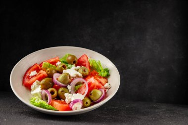 Feta salatası yeşil zeytin, domates, soğan, yeşil yaprak marul, deniz ürünleri doğal sağlıklı yiyecekler ana yemek aperatifleri masaya taze lezzetli gurme kırsal yiyecekler üstten bakıldığında uzay yiyeceklerinin arka planı keto ve paleo diyeti vejetaryen yemekleri.