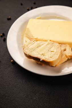 Tereyağlı süt ürünleri. Doğal sağlıklı besinler. Sofrada taze lezzetli gurmeler.