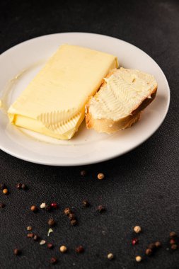 Tereyağlı süt ürünleri. Doğal sağlıklı besinler. Sofrada taze lezzetli gurmeler.