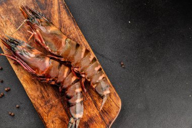 Kaplan karidesleri çiğ kral gamba karidesleri deniz ürünleri doğal gıda aperatifler taze lezzetli gurmeler masa üzerinde rustik yemekler üst görünüm uzay yiyecekleri pezetarya diyeti kopyaları