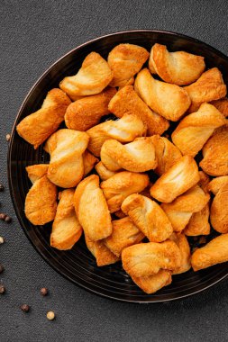 Kraker tuzlu kurabiye aperatifler doğal sağlıklı yemek aperatifler taze leziz gurmeler masadaki rustik yemekler üst görünüm uzay yiyecek arka planı.