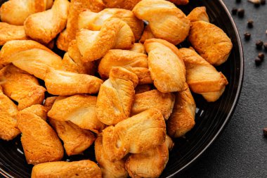 Kraker tuzlu kurabiye aperatifler doğal sağlıklı yemek aperatifler taze leziz gurmeler masadaki rustik yemekler üst görünüm uzay yiyecek arka planı.