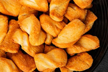 Kraker tuzlu kurabiye aperatifler doğal sağlıklı yemek aperatifler taze leziz gurmeler masadaki rustik yemekler üst görünüm uzay yiyecek arka planı.