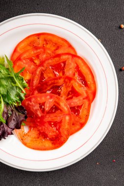 Domates salatası carpaccio dilimlenmiş sebzeler lezzetli aperatif lezzetli gurme yemek arkaplan masa üzerinde rustik gıda fotokopi alanı keto ve paleo diyet vejetaryen ve vejetaryen gıda