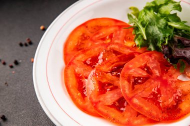 Domates salatası carpaccio dilimlenmiş sebzeler lezzetli aperatif lezzetli gurme yemek arkaplan masa üzerinde rustik gıda fotokopi alanı keto ve paleo diyet vejetaryen ve vejetaryen gıda