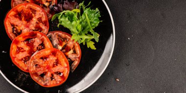 Domates salatası carpaccio dilimlenmiş sebzeler lezzetli aperatif lezzetli gurme yemek arkaplan masa üzerinde rustik gıda fotokopi alanı keto ve paleo diyet vejetaryen ve vejetaryen gıda