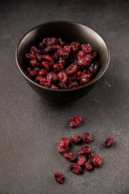 Kızılcık üzümü kurutulmuş tatlı sağlıklı yiyecek kurutulmuş meyve hazır lezzetli çerez lezzetli gurme yemek arka planı masanın üzerinde kırsal yemek fotokopi alanı keto ve paleo diyet vejetaryen ve vejetaryen gıda