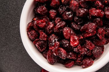 Kızılcık üzümü kurutulmuş tatlı sağlıklı yiyecek kurutulmuş meyve hazır lezzetli çerez lezzetli gurme yemek arka planı masanın üzerinde kırsal yemek fotokopi alanı keto ve paleo diyet vejetaryen ve vejetaryen gıda