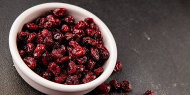 Kızılcık üzümü kurutulmuş tatlı sağlıklı yiyecek kurutulmuş meyve hazır lezzetli çerez lezzetli gurme yemek arka planı masanın üzerinde kırsal yemek fotokopi alanı keto ve paleo diyet vejetaryen ve vejetaryen gıda