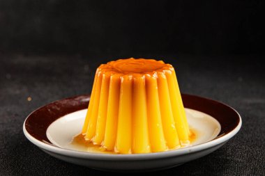 Flan tatlısı karamel pudingi tatlı tatlı tatlı krema lezzetli aperatif lezzetli gurme yemek arkaplanı masa kırsal yiyeceklerin üst görüntüsü fotokopi alanı.
