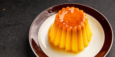 Flan tatlısı karamel pudingi tatlı tatlı tatlı krema lezzetli aperatif lezzetli gurme yemek arkaplanı masa kırsal yiyeceklerin üst görüntüsü fotokopi alanı.