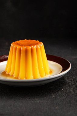Flan tatlısı karamel pudingi tatlı tatlı tatlı krema lezzetli aperatif lezzetli gurme yemek arkaplanı masa kırsal yiyeceklerin üst görüntüsü fotokopi alanı.