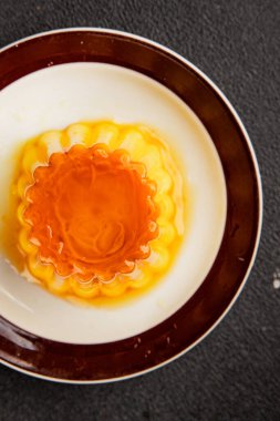 Flan tatlısı karamel pudingi tatlı tatlı tatlı krema lezzetli aperatif lezzetli gurme yemek arkaplanı masa kırsal yiyeceklerin üst görüntüsü fotokopi alanı.