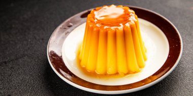 Flan tatlısı karamel pudingi tatlı tatlı tatlı krema lezzetli aperatif lezzetli gurme yemek arkaplanı masa kırsal yiyeceklerin üst görüntüsü fotokopi alanı.
