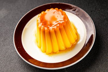 Flan tatlısı karamel pudingi tatlı tatlı tatlı krema lezzetli aperatif lezzetli gurme yemek arkaplanı masa kırsal yiyeceklerin üst görüntüsü fotokopi alanı.