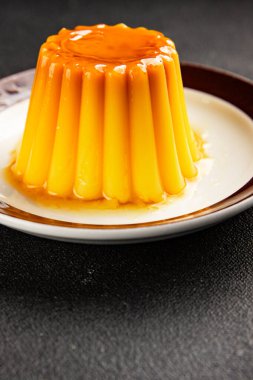 Flan tatlısı karamel pudingi tatlı tatlı tatlı krema lezzetli aperatif lezzetli gurme yemek arkaplanı masa kırsal yiyeceklerin üst görüntüsü fotokopi alanı.
