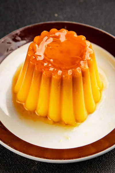 Flan tatlısı karamel pudingi tatlı tatlı tatlı krema lezzetli aperatif lezzetli gurme yemek arkaplanı masa kırsal yiyeceklerin üst görüntüsü fotokopi alanı.