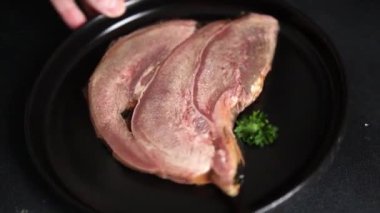 Dil yemeği, domuz eti, meze, aperatif aperatif, lezzetli çerez, leziz gurme yemek arka planı, masa sade yemekler, fotokopi odası.