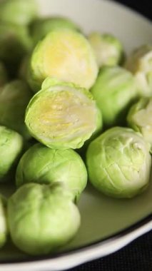 Brüksel 'de organik sebze, biyolojik pişirme, lezzetli çerez, lezzetli gurme yemek arka planda sofrada sade yiyecekler, fotokopi alanı vejetaryen ve vejetaryen gıda pazarlama konsepti.