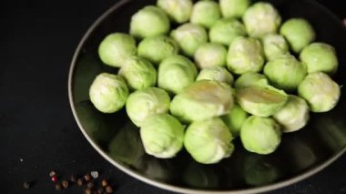 Brüksel 'de organik sebze, biyolojik pişirme, lezzetli çerez, lezzetli gurme yemek arka planda sofrada sade yiyecekler, fotokopi alanı vejetaryen ve vejetaryen gıda pazarlama konsepti.