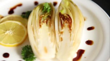 Kızarmış tavuk yemeği ya da haşlanmış sebze, lezzetli çerez, lezzetli gurme yemek, masanın üstünde arka plan. Kırsal yemek, fotokopi alanı keto ve paleo diyet vejetaryen ve vejetaryen diyeti.