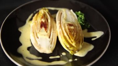 Kızarmış tavuk yemeği ya da haşlanmış sebze, lezzetli çerez, lezzetli gurme yemek, masanın üstünde arka plan. Kırsal yemek, fotokopi alanı keto ve paleo diyet vejetaryen ve vejetaryen diyeti.