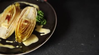 Kızarmış tavuk yemeği ya da haşlanmış sebze, lezzetli çerez, lezzetli gurme yemek, masanın üstünde arka plan. Kırsal yemek, fotokopi alanı keto ve paleo diyet vejetaryen ve vejetaryen diyeti.