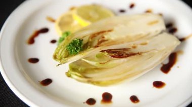 Kızarmış tavuk yemeği ya da haşlanmış sebze, lezzetli çerez, lezzetli gurme yemek, masanın üstünde arka plan. Kırsal yemek, fotokopi alanı keto ve paleo diyet vejetaryen ve vejetaryen diyeti.