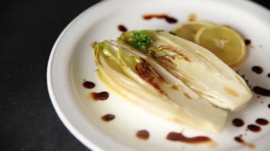 Kızarmış tavuk yemeği ya da haşlanmış sebze, lezzetli çerez, lezzetli gurme yemek, masanın üstünde arka plan. Kırsal yemek, fotokopi alanı keto ve paleo diyet vejetaryen ve vejetaryen diyeti.