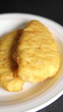 Hamur gibi beyaz balık fileto deniz ürünleri lezzetli gurme yemek arkaplanı masanın üstünde kırsal yiyecekler fotokopi alanı pezetaryan diyeti