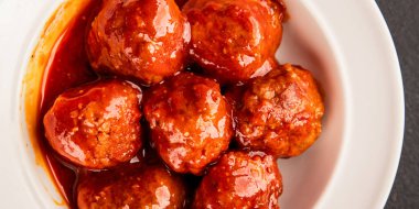 Köfte soslu et, domuz eti, tavuk ve hindi eti ana yemek lezzetli çerezler lezzetli gurme yemek arkaplan masa üzerinde rustik gıda üst görünümü fotokopi alanı