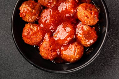 Köfte soslu et, domuz eti, tavuk ve hindi eti ana yemek lezzetli çerezler lezzetli gurme yemek arkaplan masa üzerinde rustik gıda üst görünümü fotokopi alanı