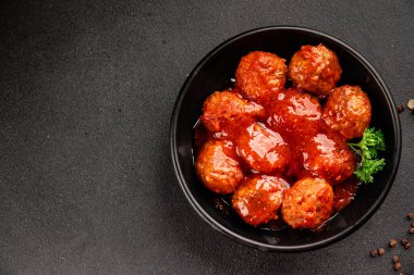 Köfte soslu et, domuz eti, tavuk ve hindi eti ana yemek lezzetli çerezler lezzetli gurme yemek arkaplan masa üzerinde rustik gıda üst görünümü fotokopi alanı