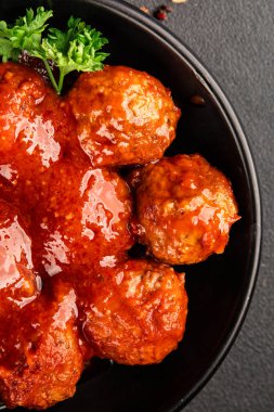 Köfte soslu et, domuz eti, tavuk ve hindi eti ana yemek lezzetli çerezler lezzetli gurme yemek arkaplan masa üzerinde rustik gıda üst görünümü fotokopi alanı