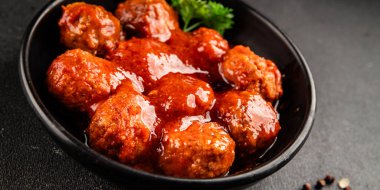 Köfte soslu et, domuz eti, tavuk ve hindi eti ana yemek lezzetli çerezler lezzetli gurme yemek arkaplan masa üzerinde rustik gıda üst görünümü fotokopi alanı