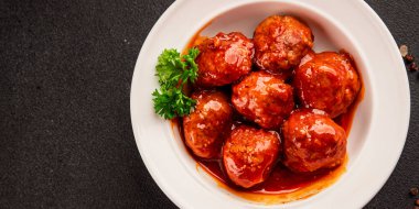 Köfte soslu et, domuz eti, tavuk ve hindi eti ana yemek lezzetli çerezler lezzetli gurme yemek arkaplan masa üzerinde rustik gıda üst görünümü fotokopi alanı