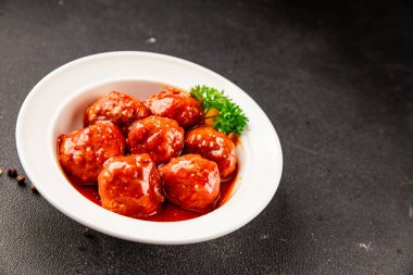 Köfte soslu et, domuz eti, tavuk ve hindi eti ana yemek lezzetli çerezler lezzetli gurme yemek arkaplan masa üzerinde rustik gıda üst görünümü fotokopi alanı