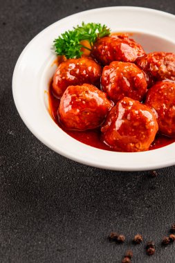 Köfte soslu et, domuz eti, tavuk ve hindi eti ana yemek lezzetli çerezler lezzetli gurme yemek arkaplan masa üzerinde rustik gıda üst görünümü fotokopi alanı