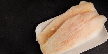 Donmuş balık fileto beyaz balık pangasius deniz ürünleri lezzetli leziz lezzetli gurme lezzetli diyet arka planı masadaki kırsal yemek üst görüşü uzay keto ve paleo diyet